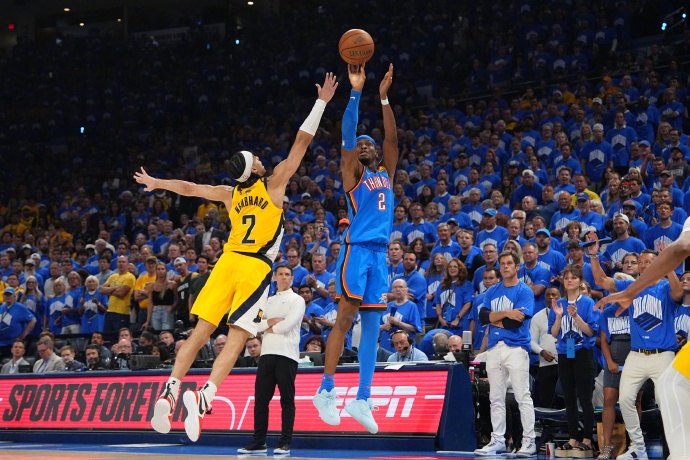 亚历山大带总冠军奖杯返回家乡！市长赠送城市钥匙 将以他名字命名街道